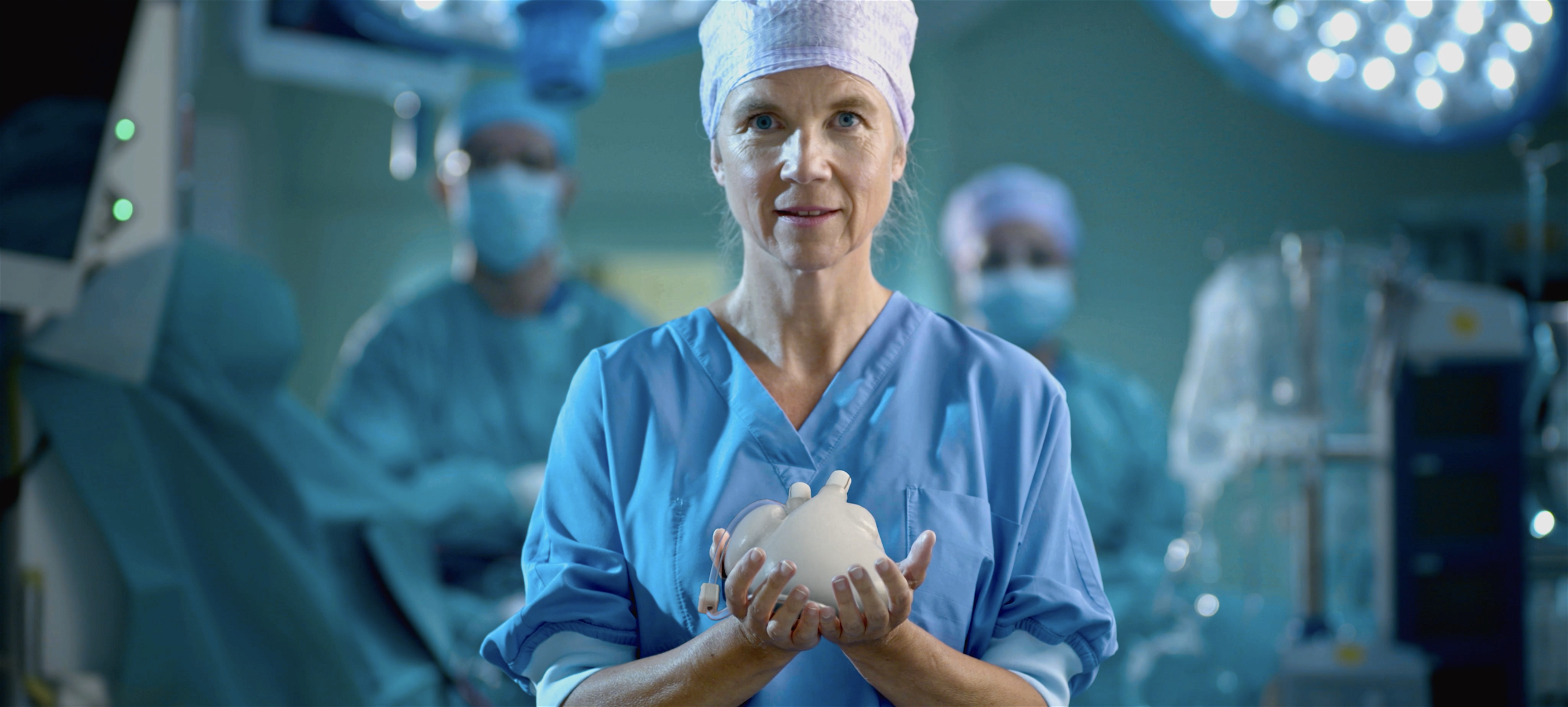 Heart Surgeon Jolanda Kluin holding hybrid heart.png
